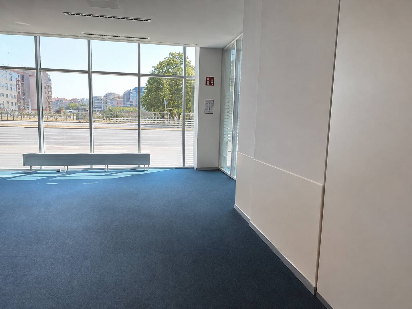 Bright apartment with direct mall access and subway connection