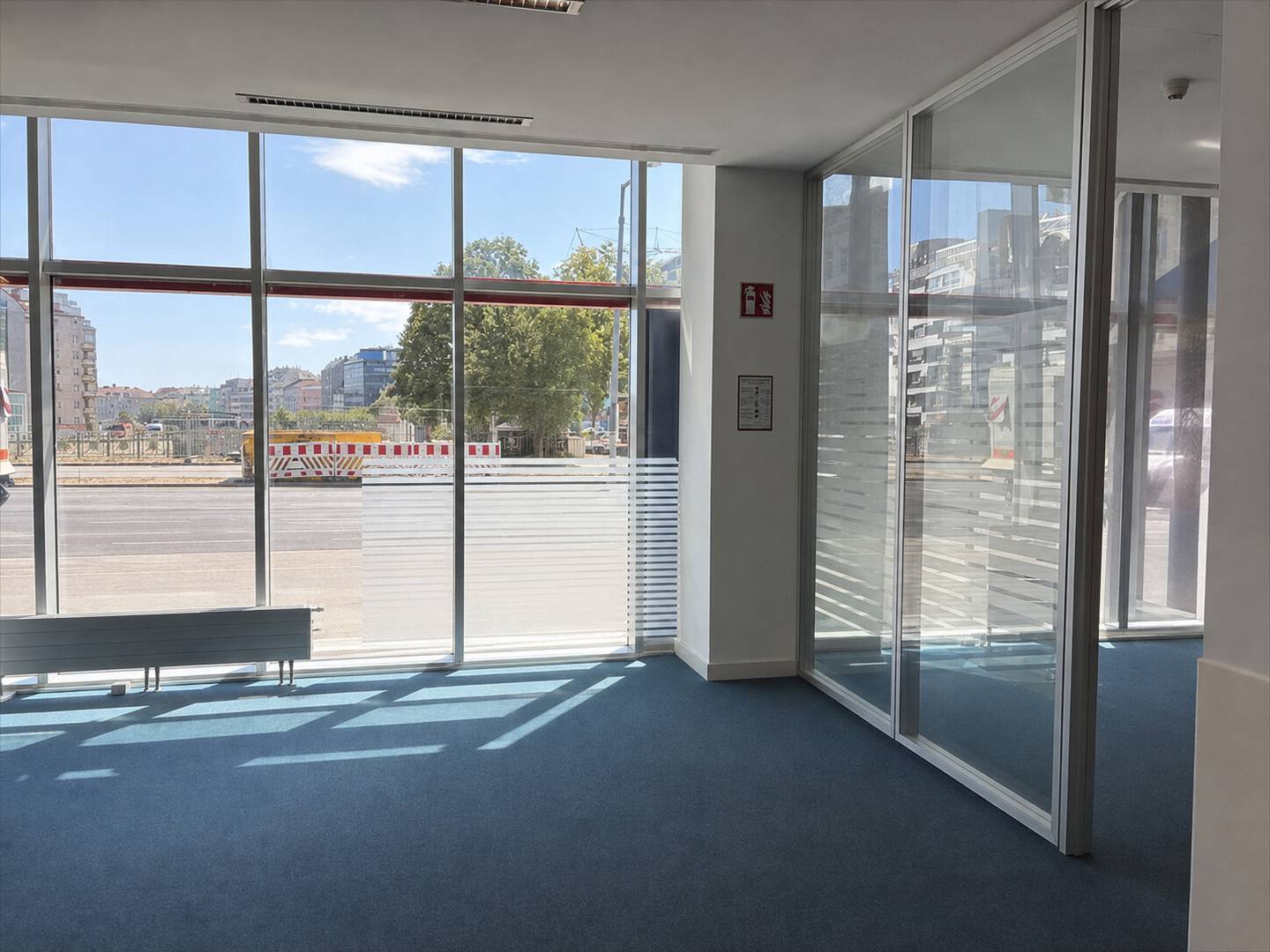 Bright apartment with direct mall access and subway connection