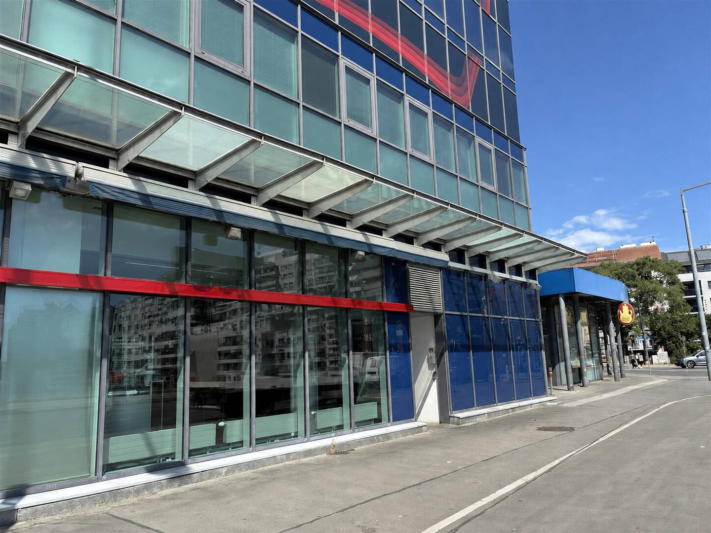 Bright apartment with direct mall access and subway connection