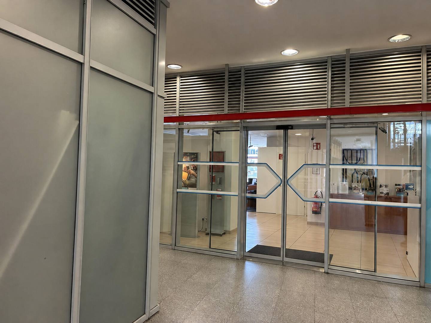 Bright apartment with direct mall access and subway connection