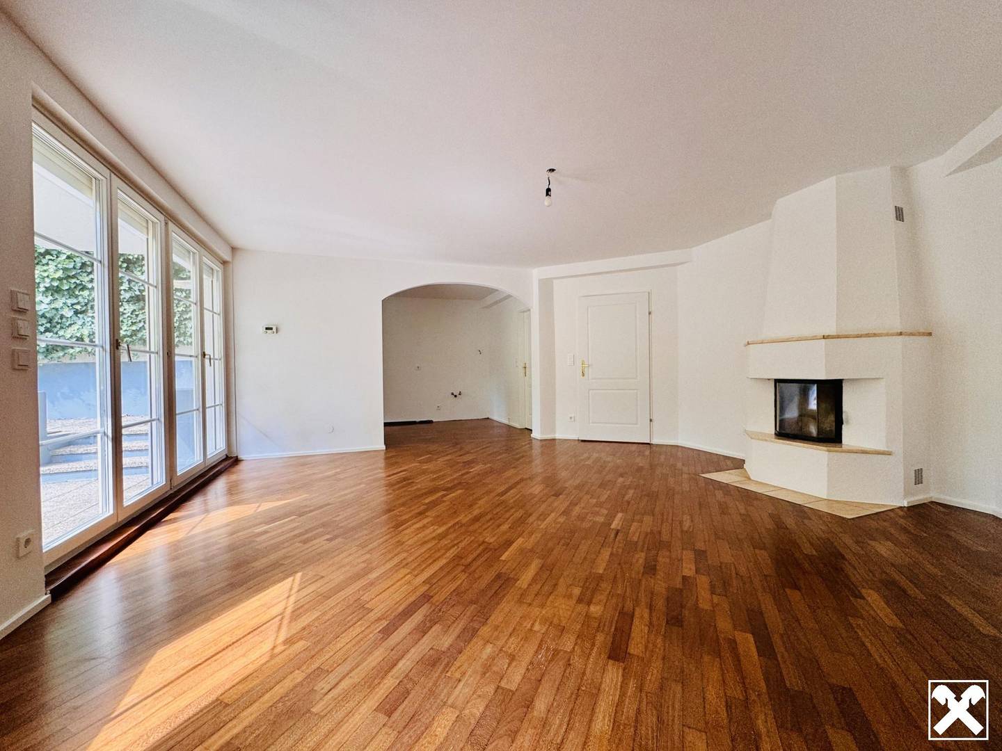 Bright apartment with south facing terrace and open fireplace