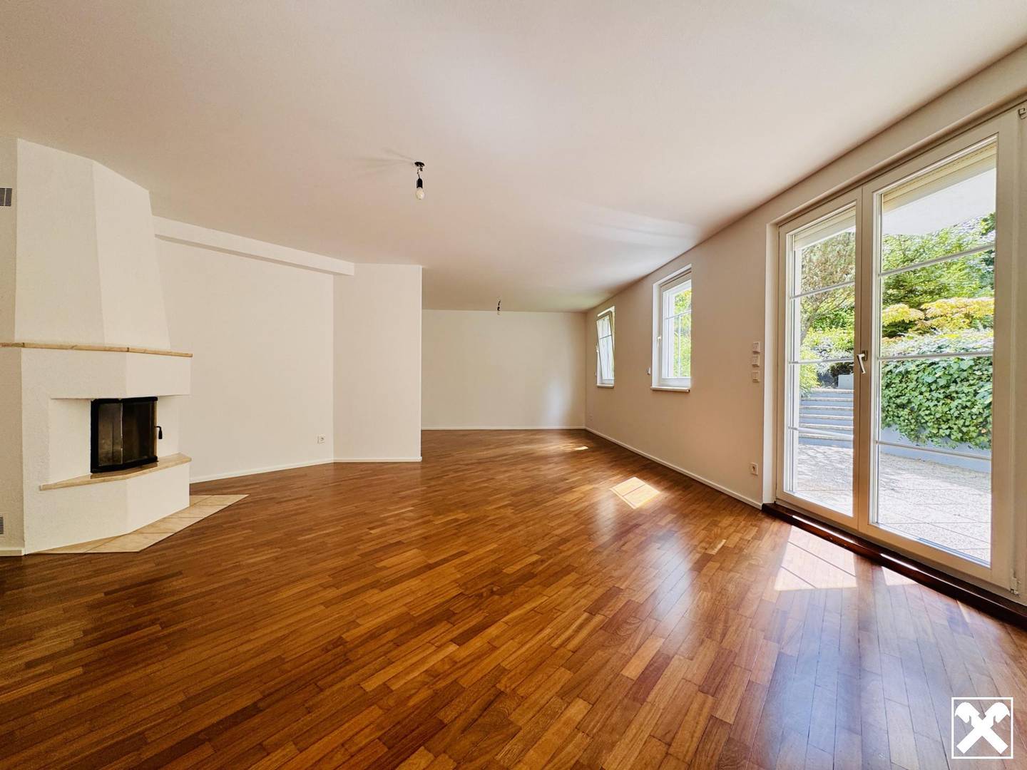Bright apartment with south facing terrace and open fireplace