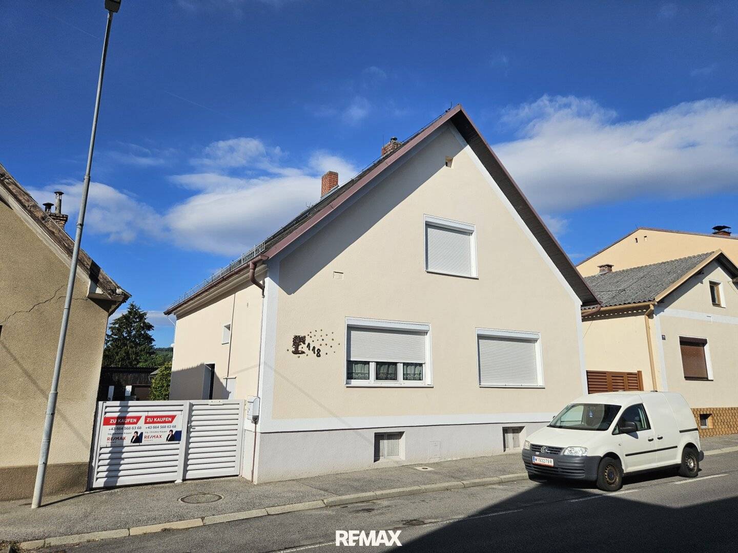 Versatile single-family house with separate residential unit, spacious outbuildings and pool