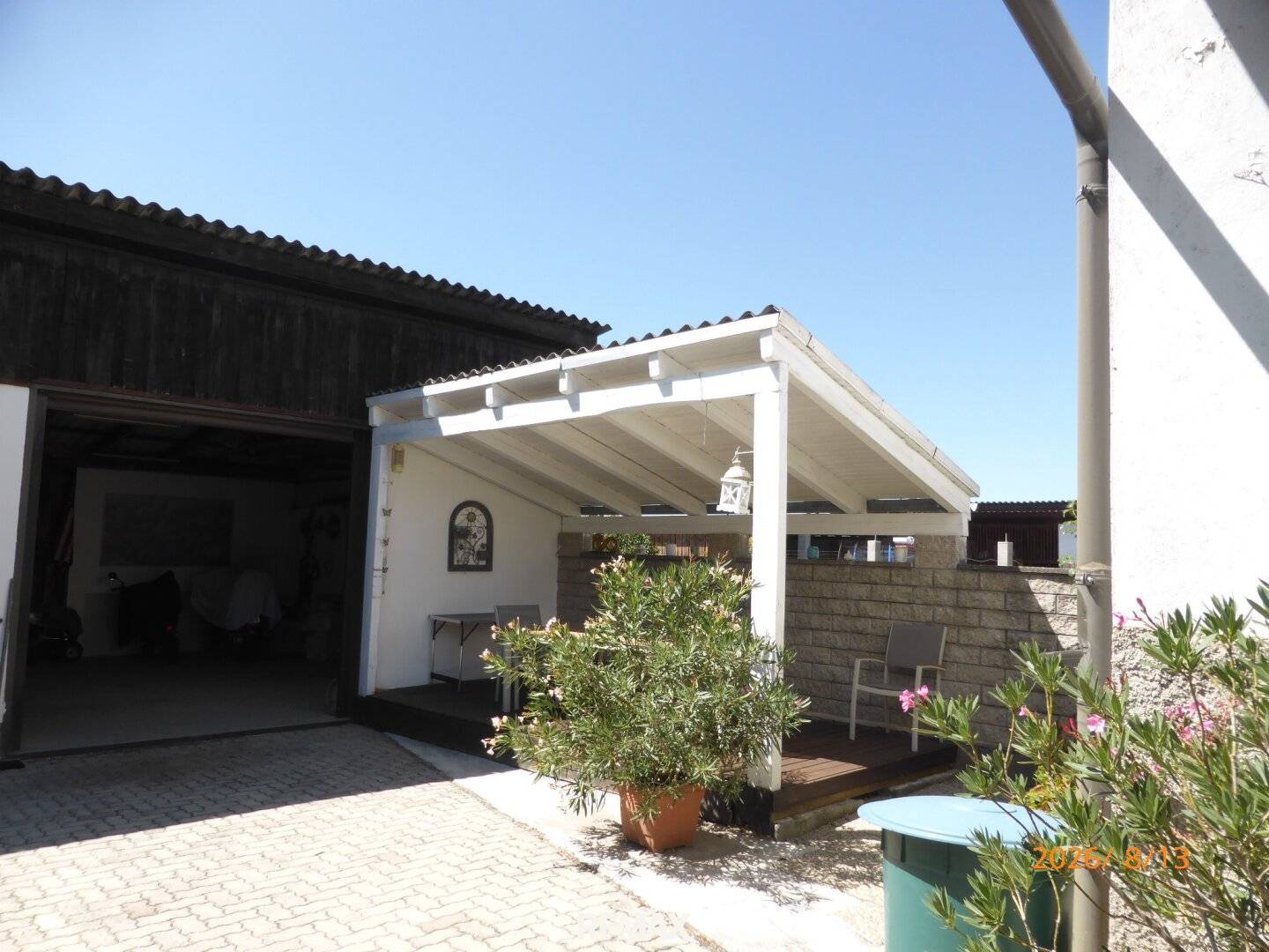 Versatile single-family house with separate residential unit, spacious outbuildings and pool