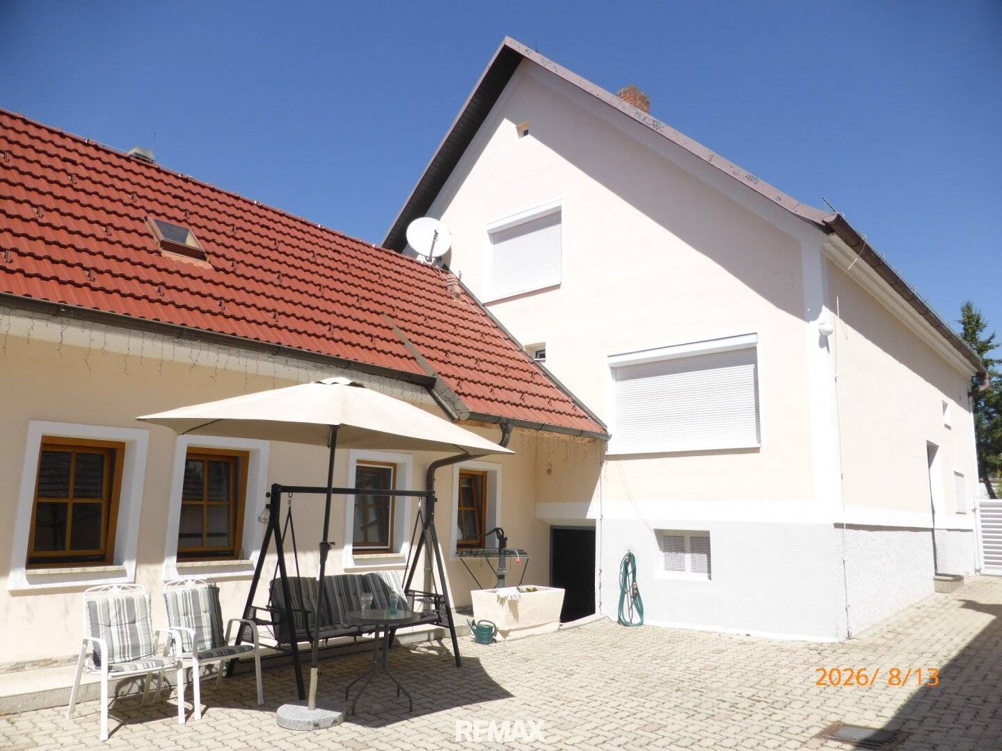 Versatile single-family house with separate residential unit, spacious outbuildings and pool