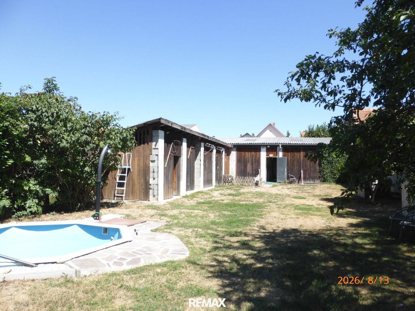 Versatile single-family house with separate residential unit, spacious outbuildings and pool