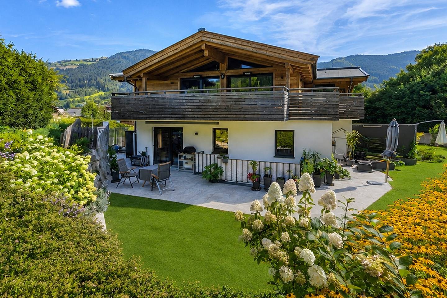 Erdgeschosswohnung with sunny terrace garden and mountain view