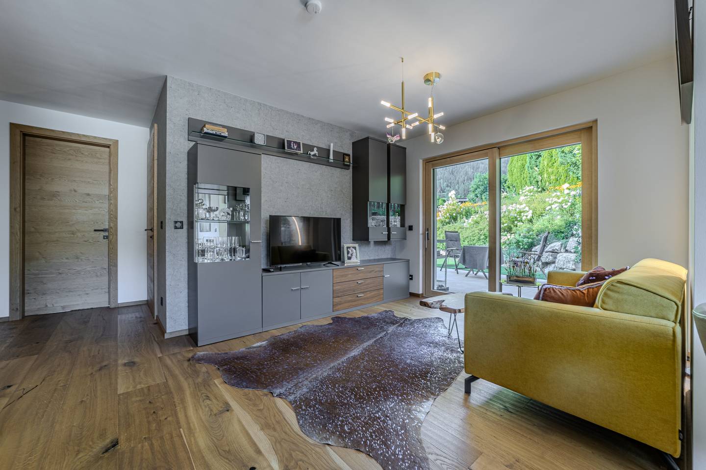 Erdgeschosswohnung with sunny terrace garden and mountain view