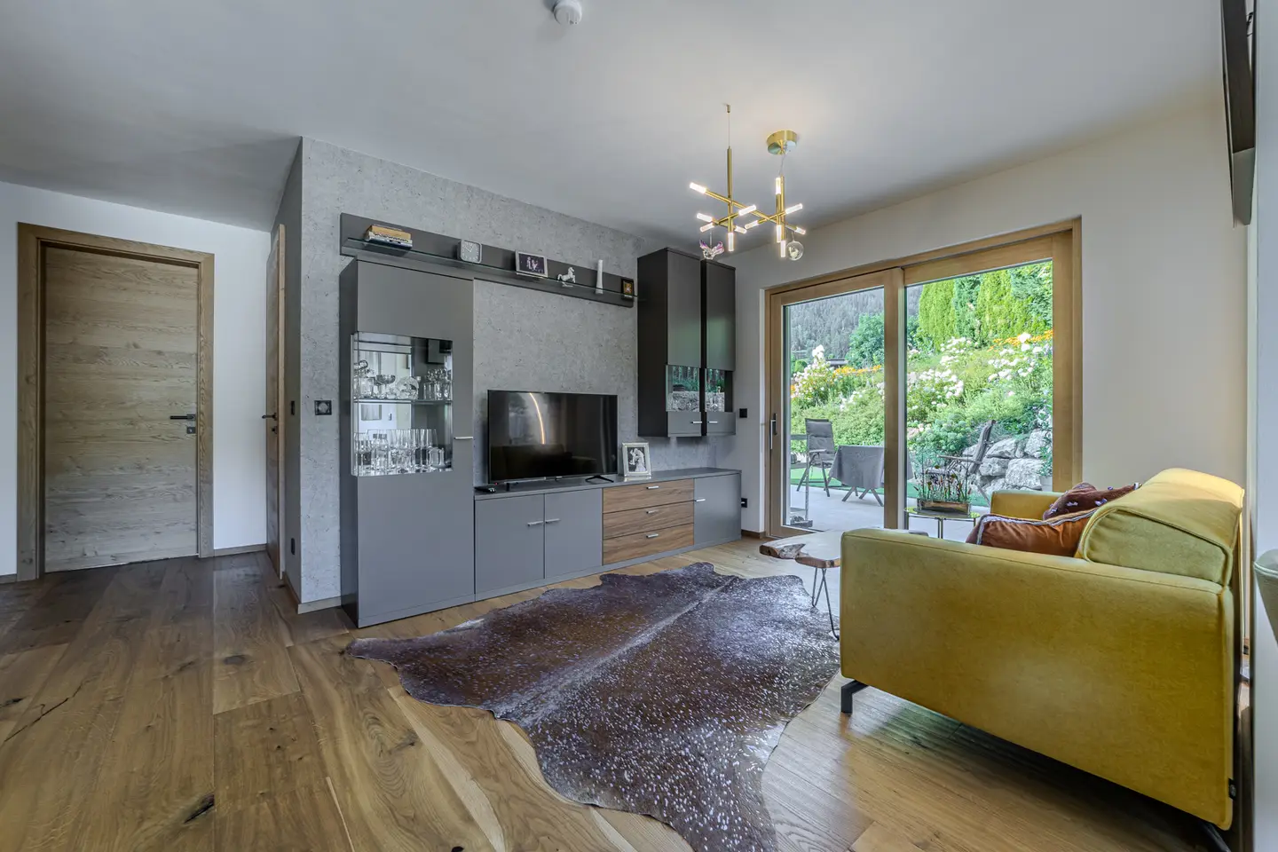 Erdgeschosswohnung mit sonniger Terrasse Garten und Bergblick