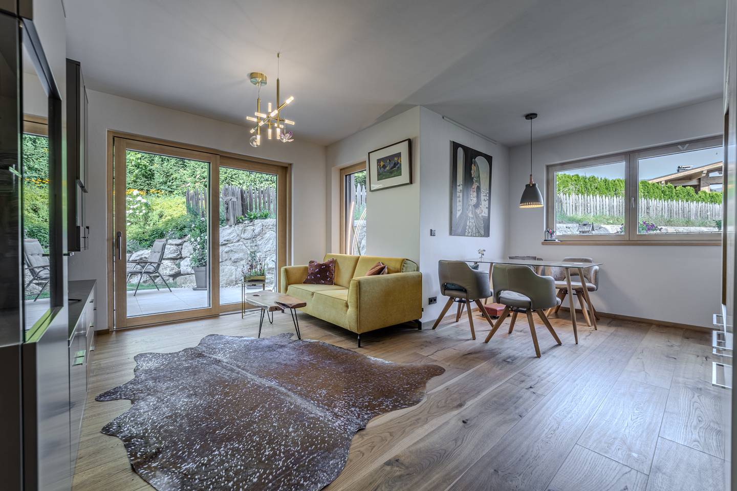 Erdgeschosswohnung with sunny terrace garden and mountain view