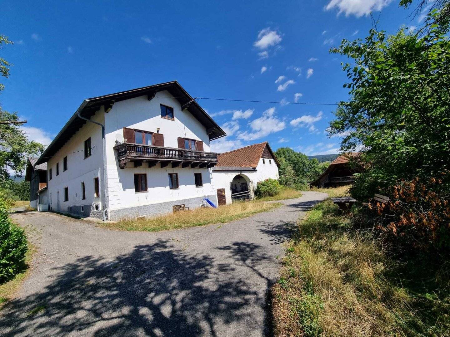 ESTATE SALE - agricultural property in need of renovation with approx. 31 hectares (309.467 m²), multifamily house &amp; private chapel in 8225 Pöllau