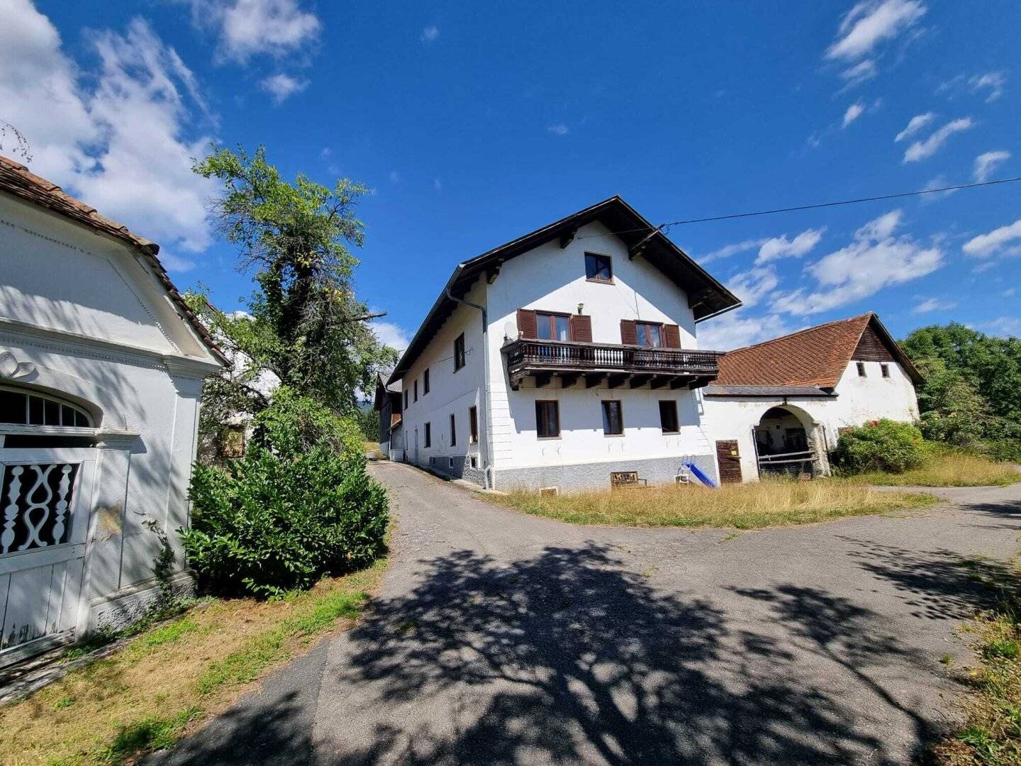 ESTATE SALE - agricultural property in need of renovation with approx. 31 hectares (309.467 m²), multifamily house &amp; private chapel in 8225 Pöllau
