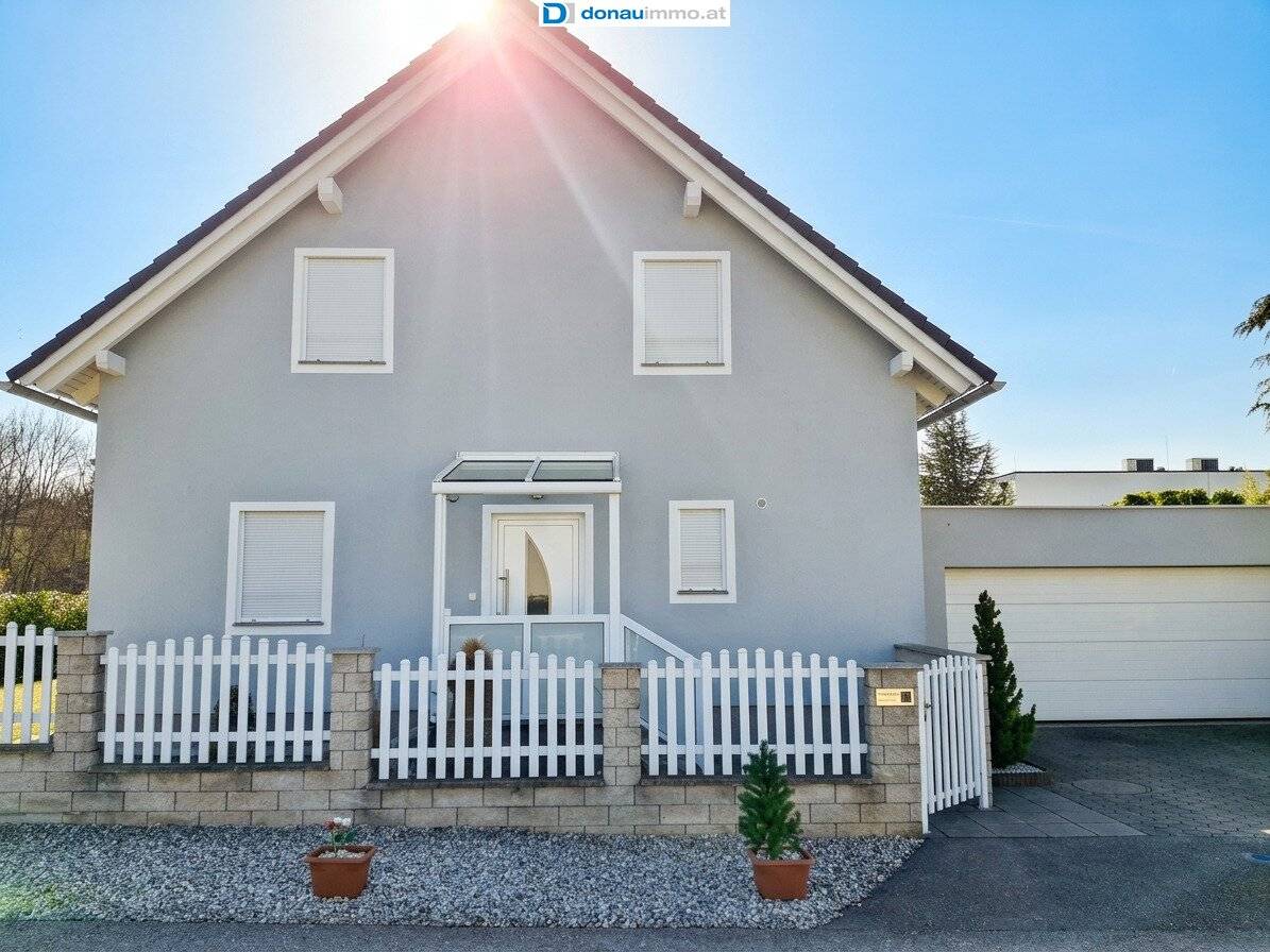 Neuwertiges Einfamilienhaus in Sollenau mit Garten, Terrasse und Doppelgarage