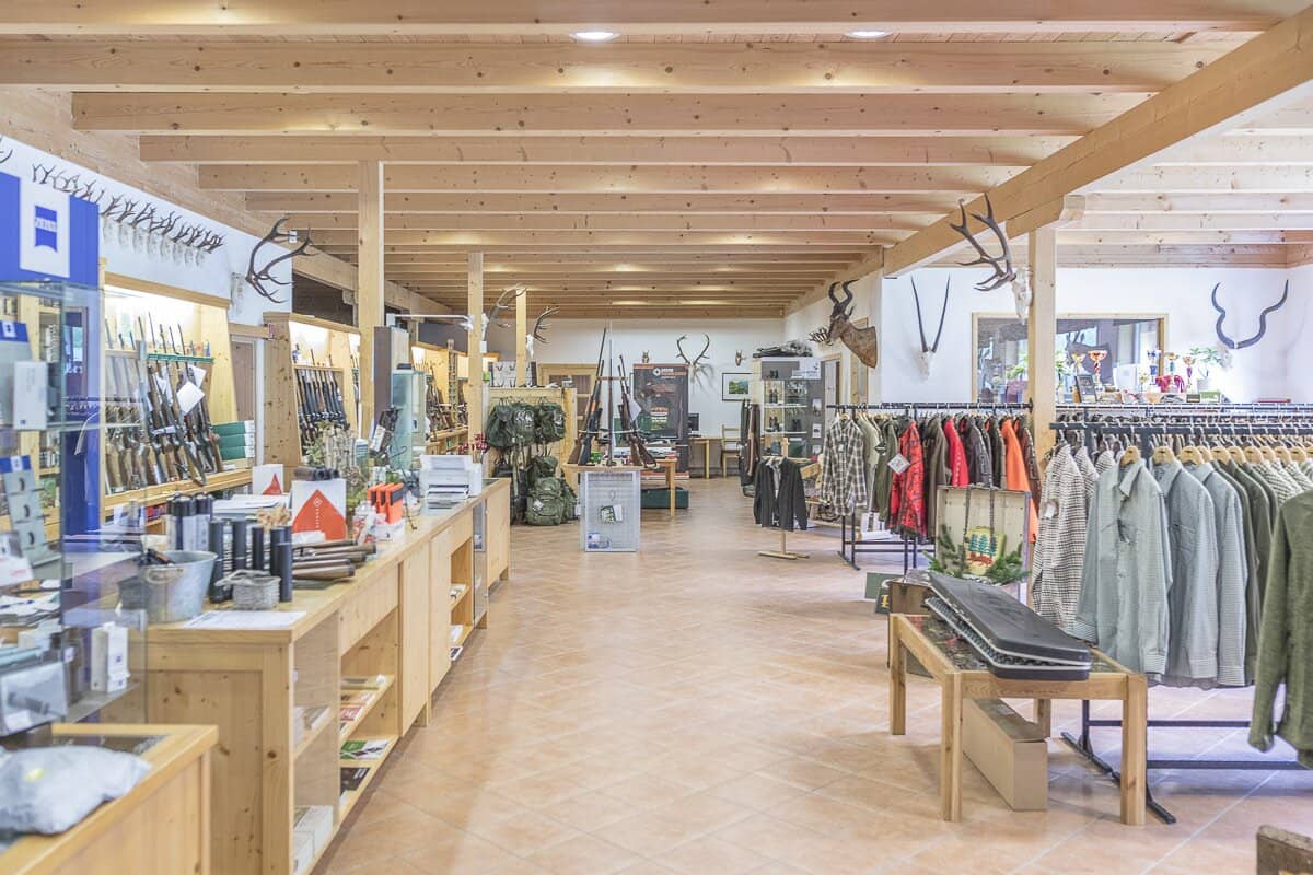 Perfect competence center for weapons, hunting and shooting sports for sale or for lease/rent. The industrial and commercial property is of course also suitable for other retail and production areas