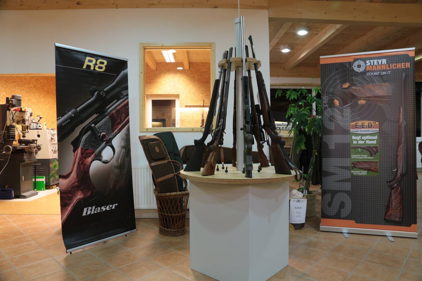 Perfect competence center for weapons, hunting and shooting sports for sale or for lease/rent. The industrial and commercial property is of course also suitable for other retail and production areas