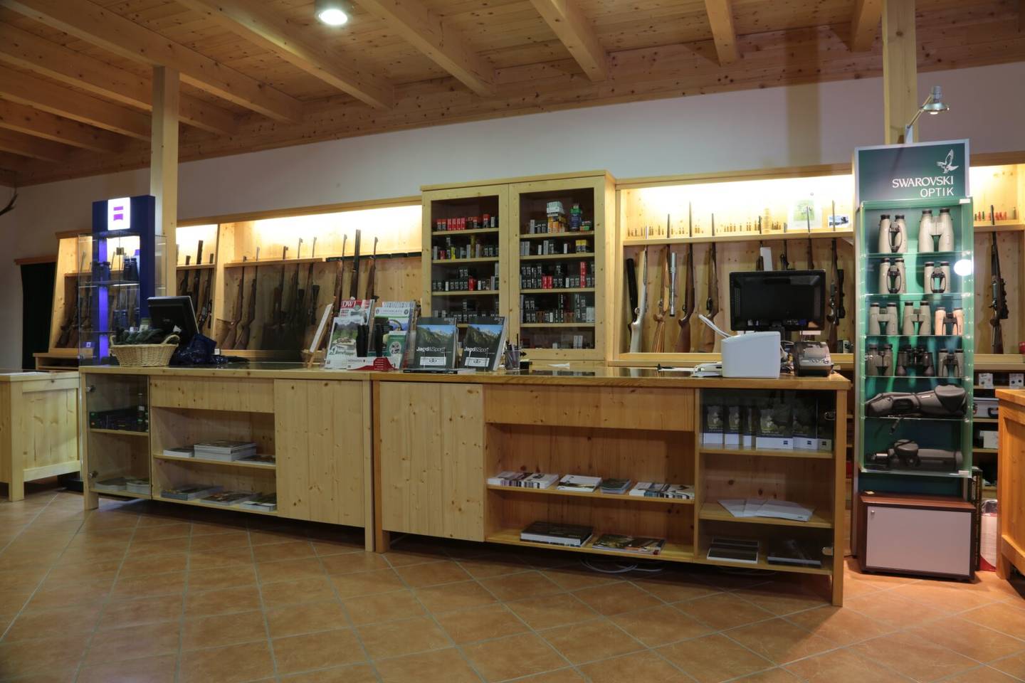 Perfect competence center for weapons, hunting and shooting sports for sale or for lease/rent. The industrial and commercial property is of course also suitable for other retail and production areas