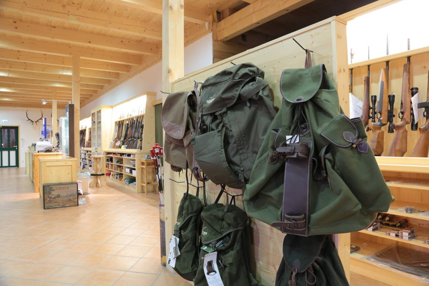 Perfect competence center for weapons, hunting and shooting sports for sale or for lease/rent. The industrial and commercial property is of course also suitable for other retail and production areas