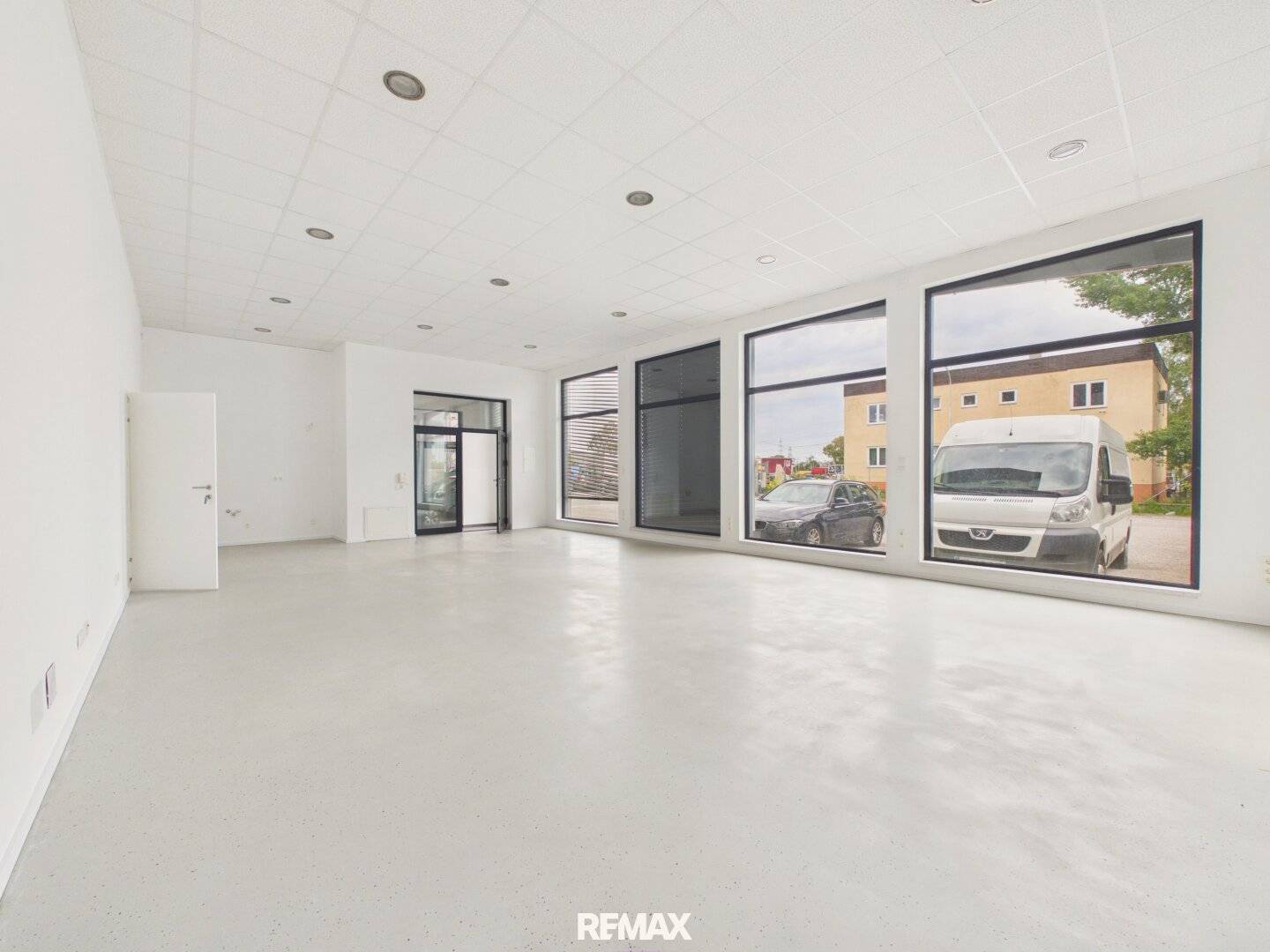 MODERNES BÜRO IN LEOPOLDSDORF – 77 m² | EBENERDIG | PARKPLATZ INKL.