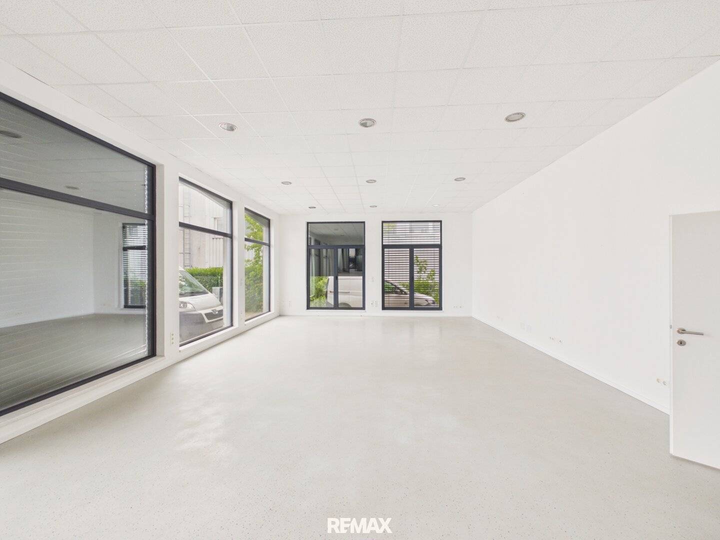 MODERNES BÜRO IN LEOPOLDSDORF – 77 m² | EBENERDIG | PARKPLATZ INKL.