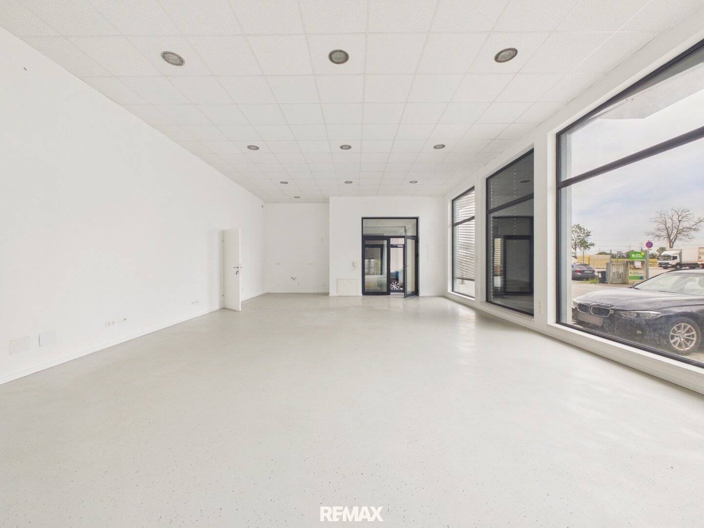 MODERNES BÜRO IN LEOPOLDSDORF – 77 m² | EBENERDIG | PARKPLATZ INKL.