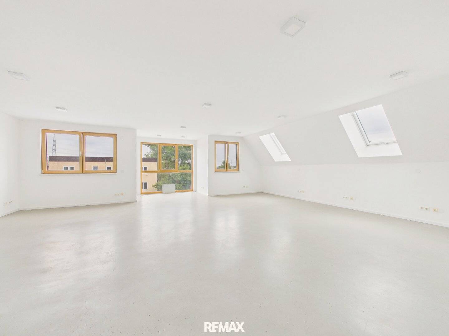 HELLES NEUBAU-BÜRO MIT 75 m² – STELLPLATZ INKLUSIVE