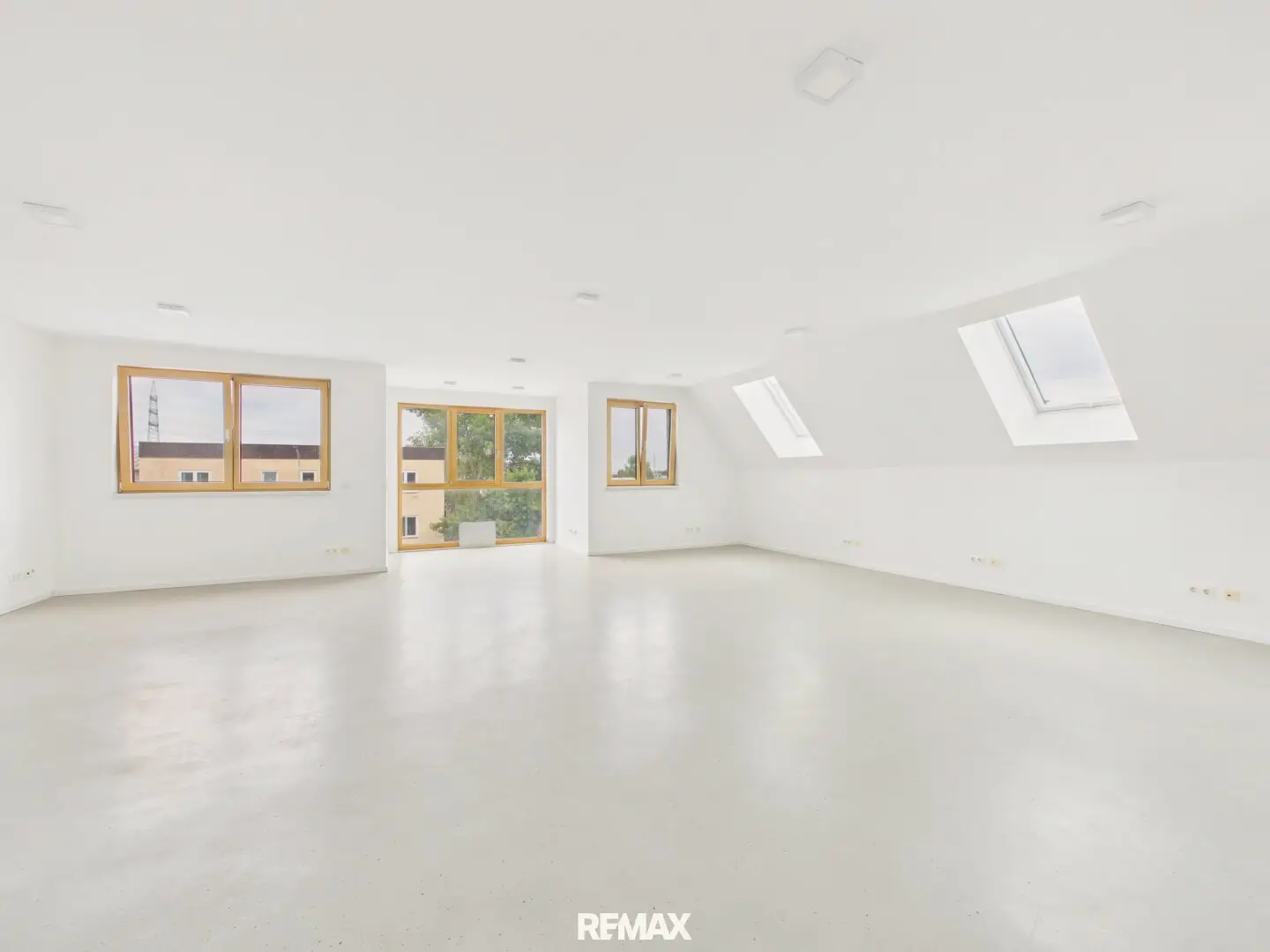 Bright new build office with 75 m² – parking space included