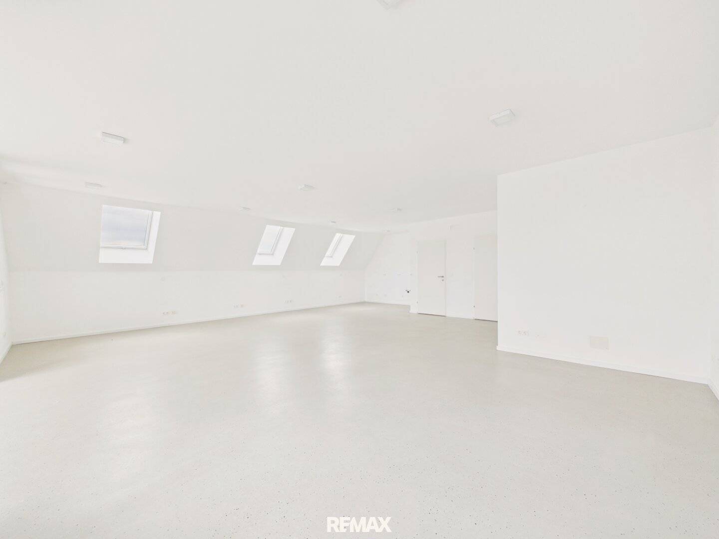 HELLES NEUBAU-BÜRO MIT 75 m² – STELLPLATZ INKLUSIVE