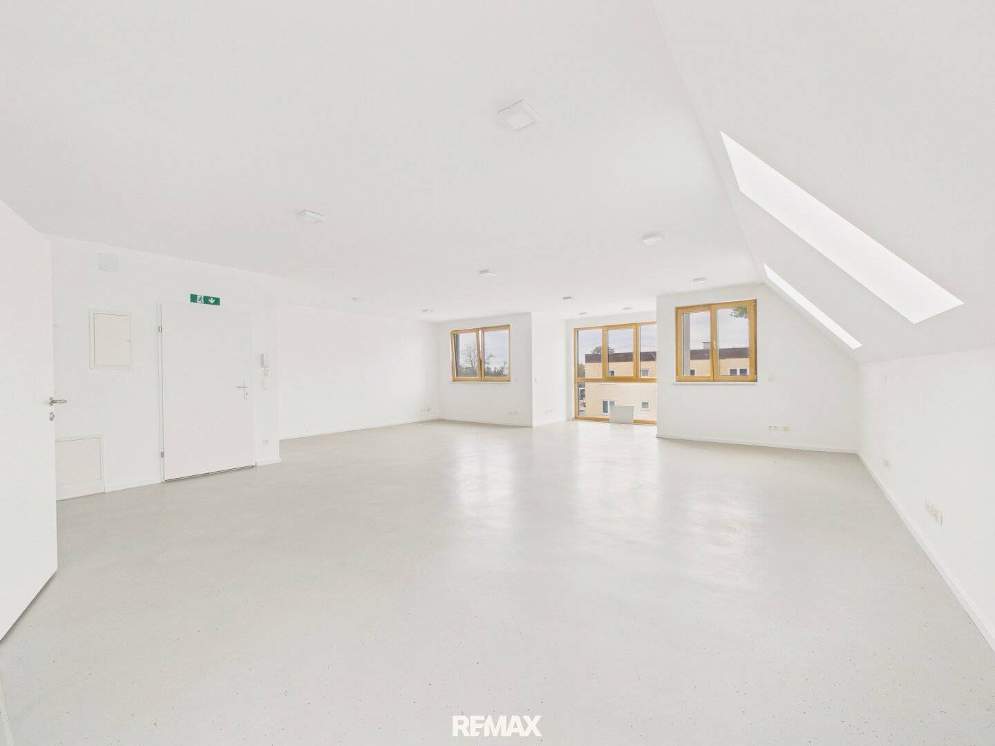 HELLES NEUBAU-BÜRO MIT 75 m² – STELLPLATZ INKLUSIVE