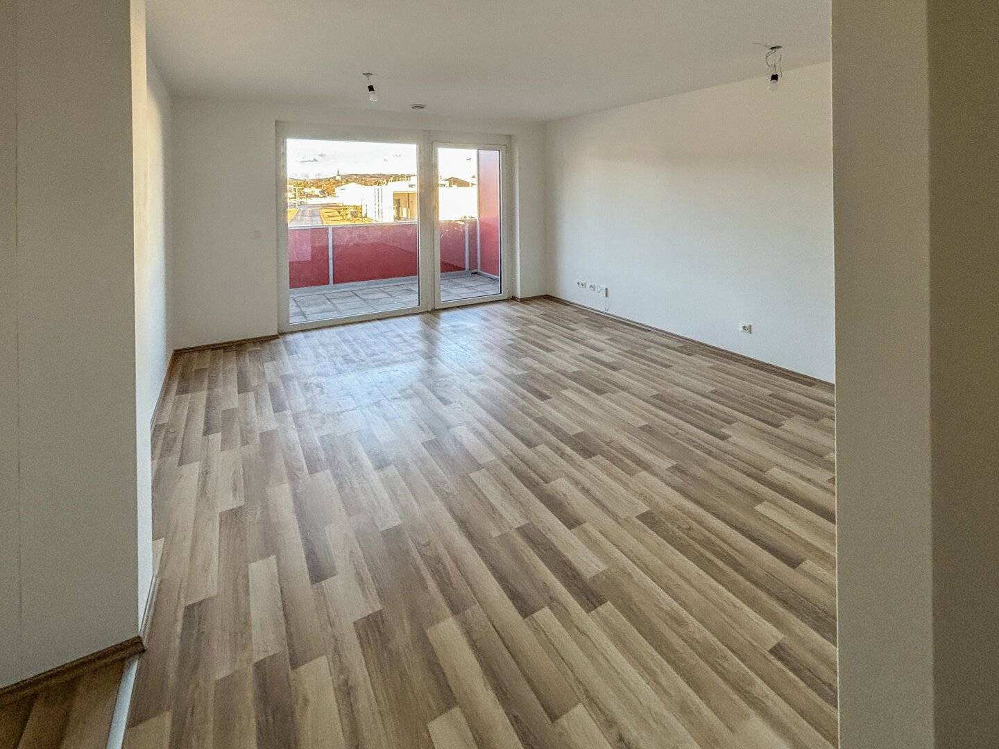 YOUNG LIVING: west-facing starter apartment with balcony