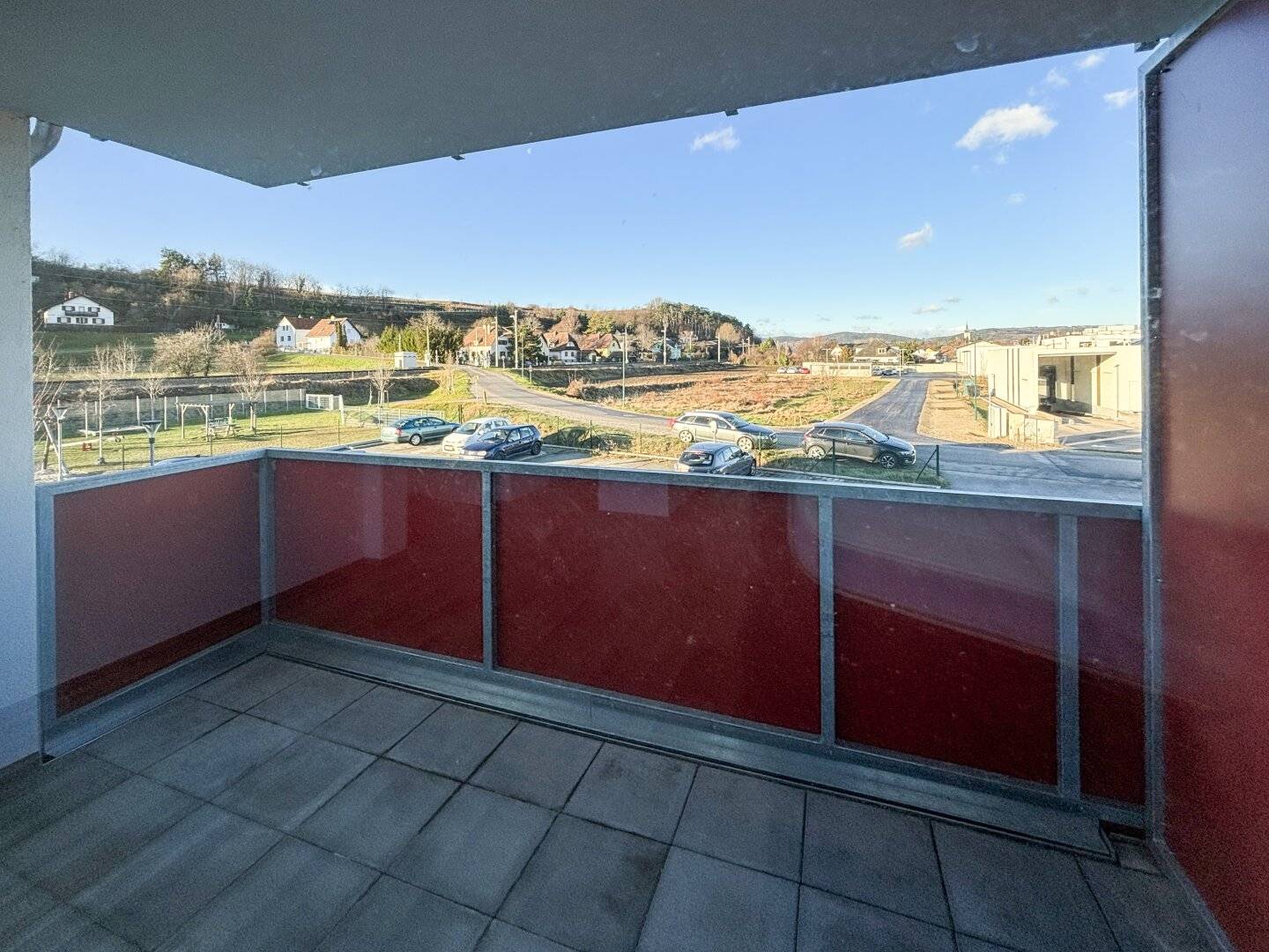 YOUNG LIVING: west-facing starter apartment with balcony
