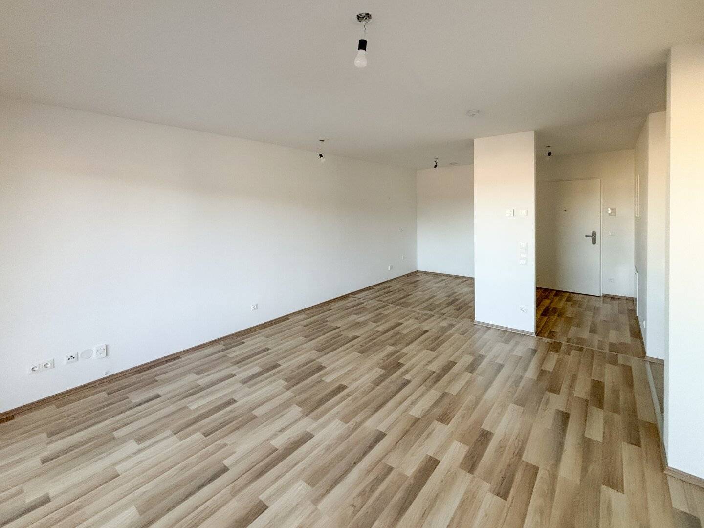 YOUNG LIVING: west-facing starter apartment with balcony