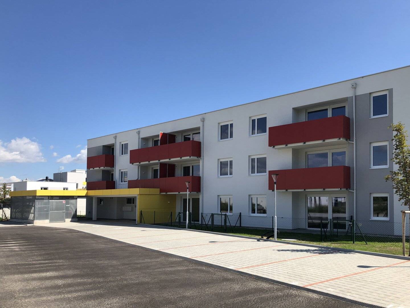 YOUNG LIVING: west-facing starter apartment with balcony