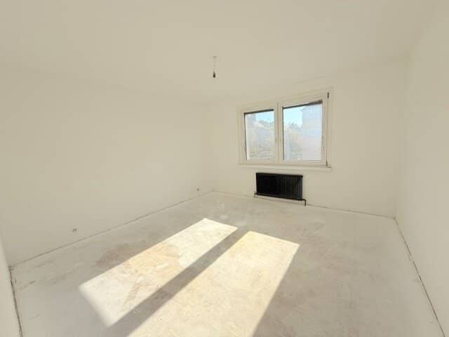 COMMISSION-FREE FROM THE OWNER! BRIGHT 4-ROOM APARTMENT WITH LOGGIA NEAR WILHELMINENSPITAL!