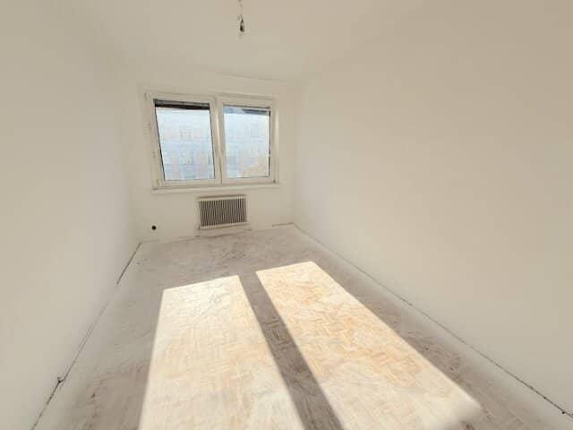 COMMISSION-FREE FROM THE OWNER! BRIGHT 4-ROOM APARTMENT WITH LOGGIA NEAR WILHELMINENSPITAL!
