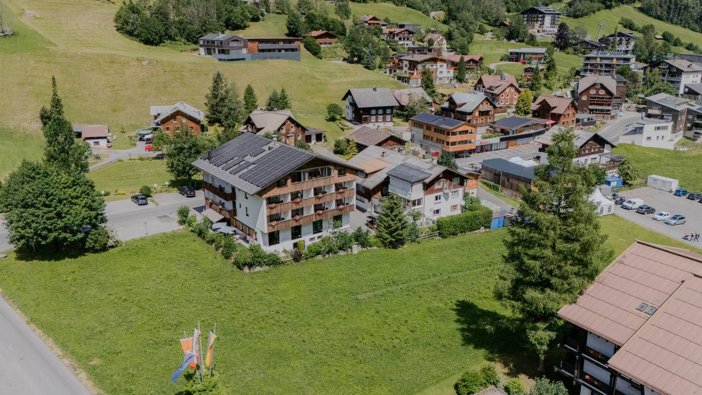 Alpines Design-Juwel im Brandnertal: Etabliertes 4-Sterne-Garni-Hotel in absoluter Spitzenlage zu verkaufen - Mitarbeiterhaus und Verkaufslokal inklusive!