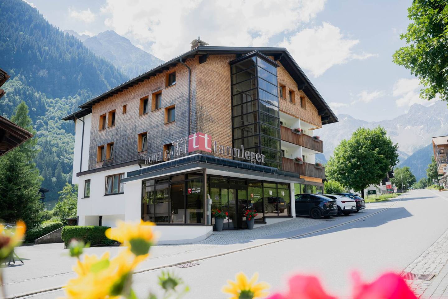Alpines Design-Juwel im Brandnertal: Etabliertes 4-Sterne-Garni-Hotel in absoluter Spitzenlage zu verkaufen - Mitarbeiterhaus und Verkaufslokal inklusive!