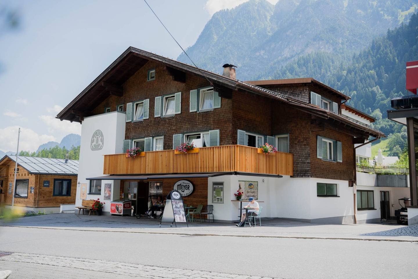 Alpines Design-Juwel im Brandnertal: Etabliertes 4-Sterne-Garni-Hotel in absoluter Spitzenlage zu verkaufen - Mitarbeiterhaus und Verkaufslokal inklusive!