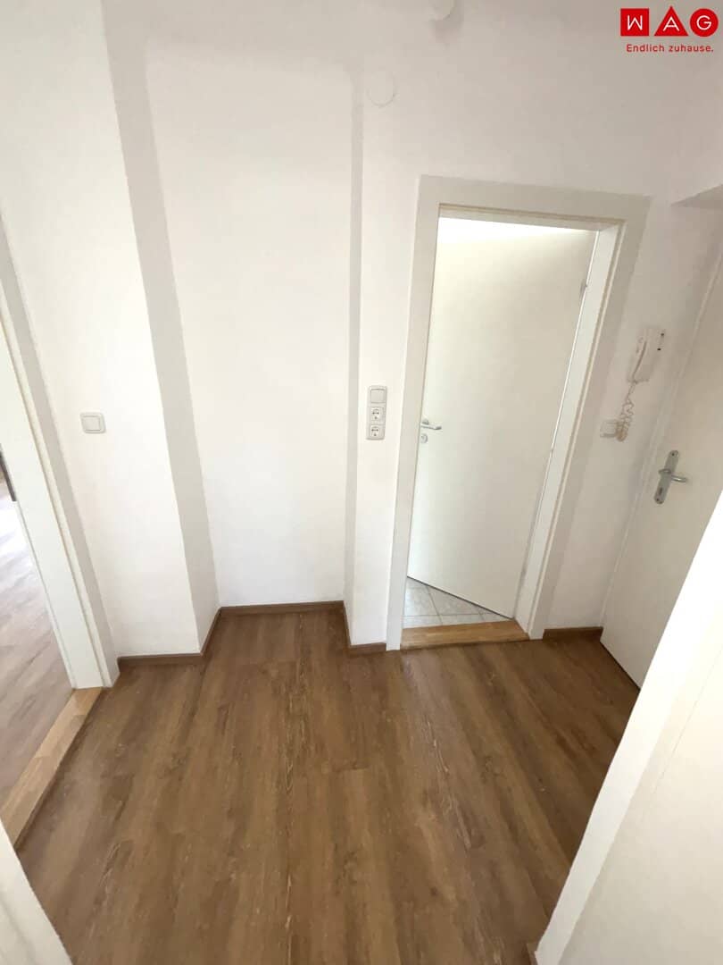 Hier wartet Ihr neues Zuhause in Steyr-Münichholz: großzügige 3-Zimmerwohnung mit heller Essküche, gemütlichen Wohnräumen, Badewanne und perfekter Infrastruktur – jetzt einziehen und wohlfühlen!