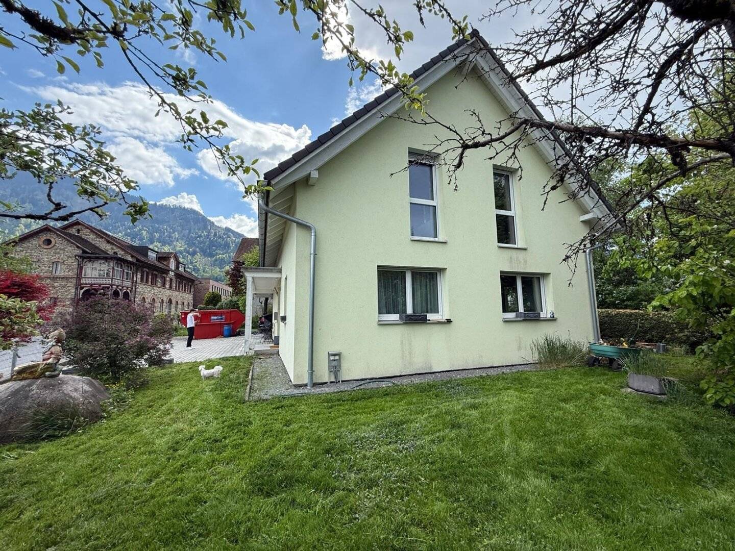 Einfamilienhaus mit großem Grundstück in zentraler Lage
