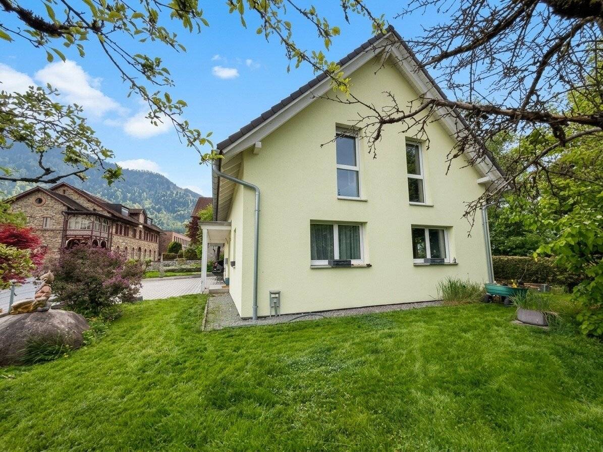 Single-family house with large plot in central location
