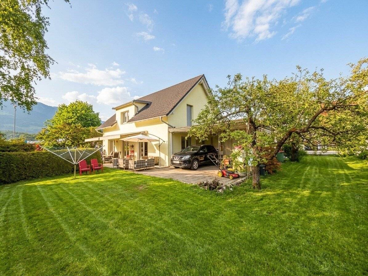 Single-family house with large plot in central location