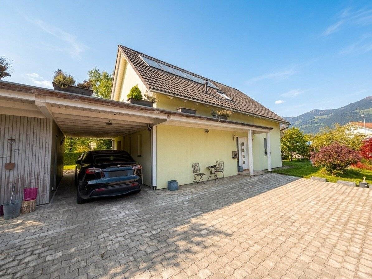 Single-family house with large plot in central location