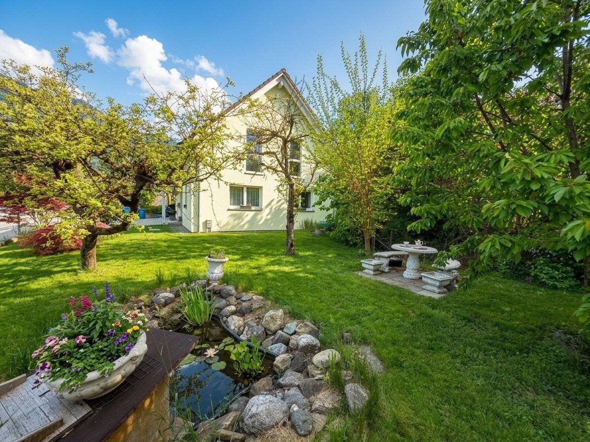 Single-family house with large plot in central location