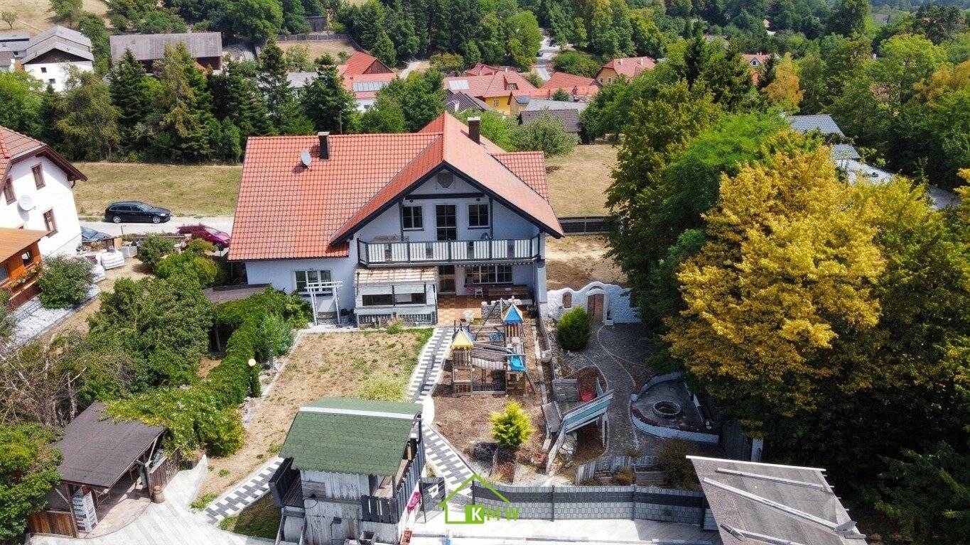 Großzügiges Wohnhaus mit schönem Garten in ruhiger Grünlage