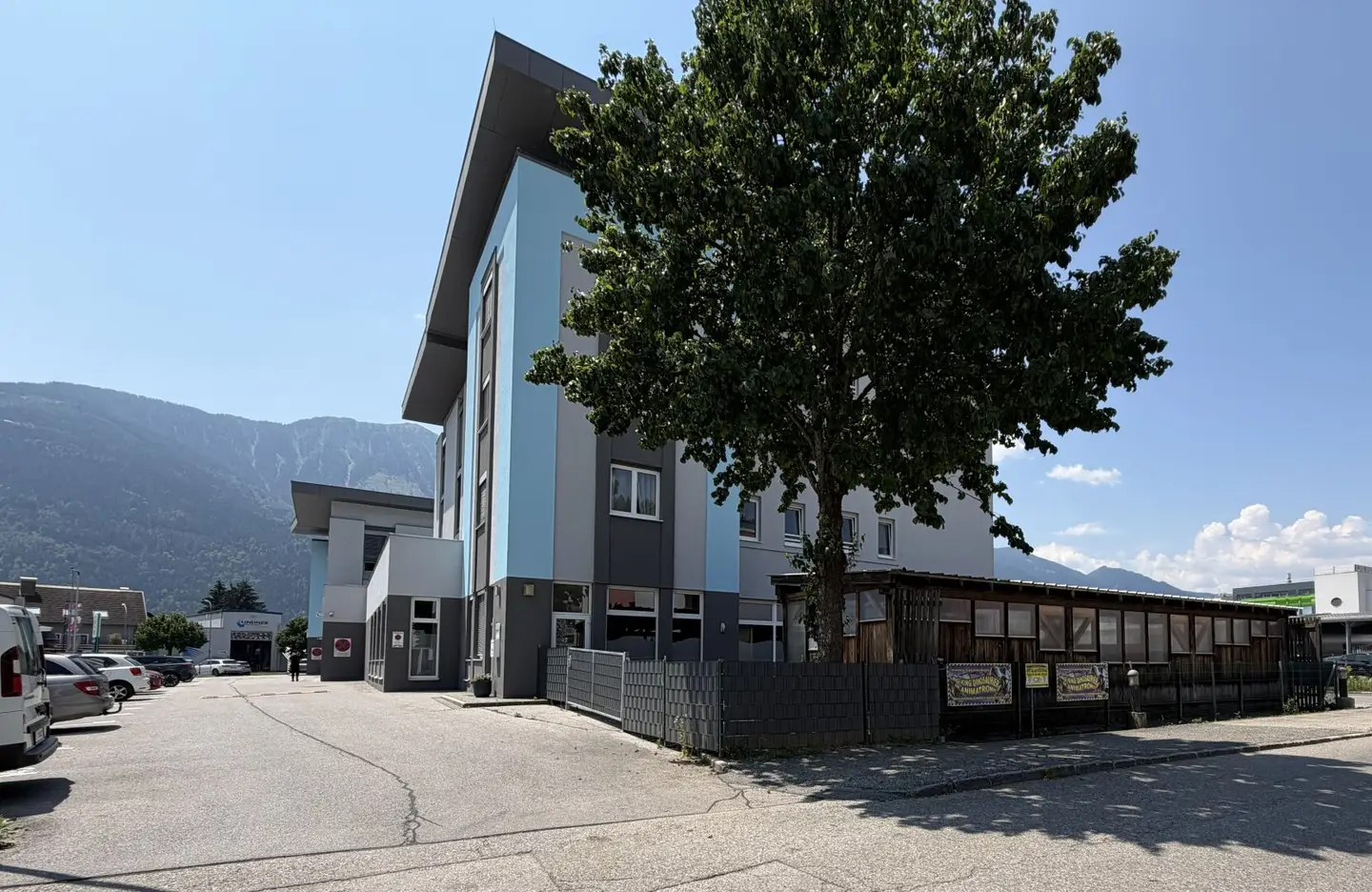 RARE INVESTMENT OPPORTUNITY IN A PRIME LOCATION OF SPITTAL AN DER DRAU! ATTRACTIVE RESIDENTIAL AND COMMERCIAL BUILDING WITH SUSTAINABLE INCOME STRUCTURE!