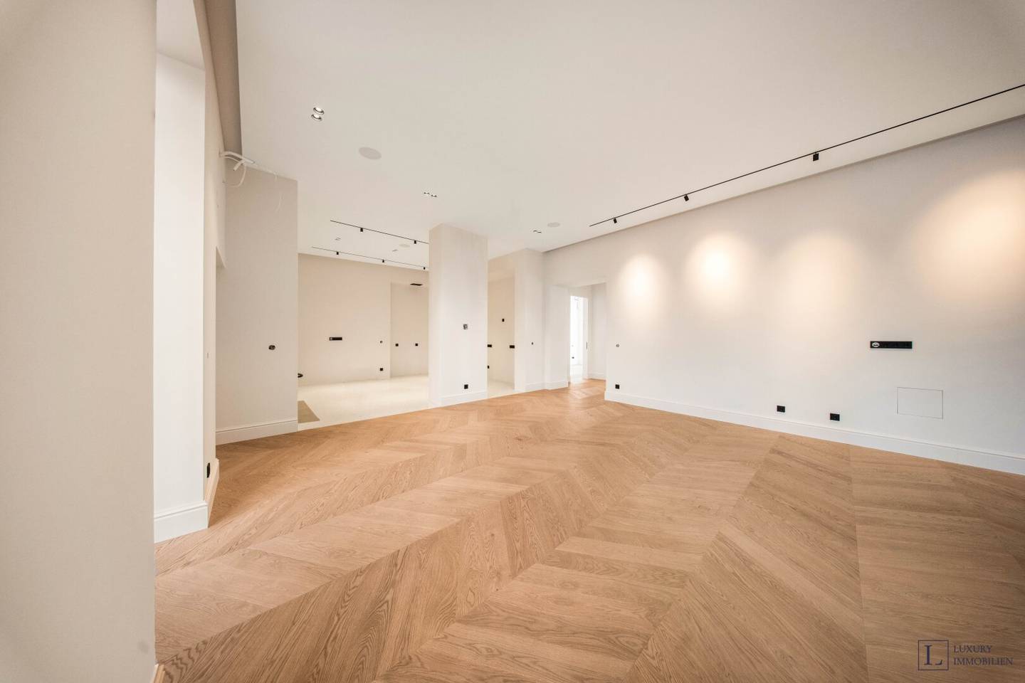 Renovated period apartment directly on the border to the 1st district