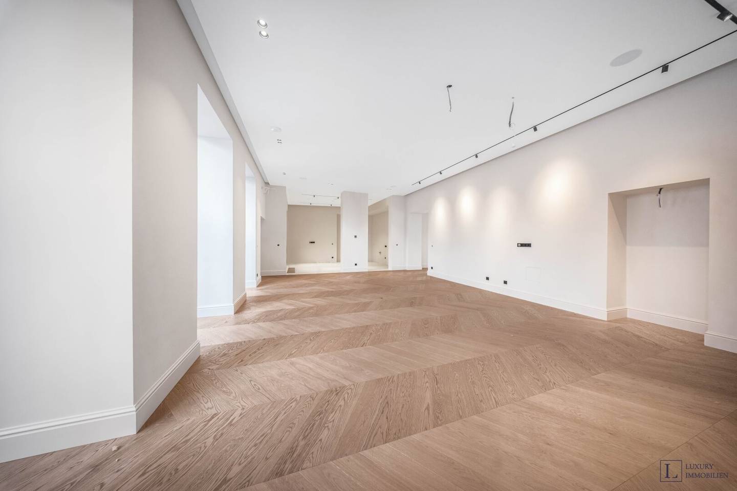 Renovated period apartment directly on the border to the 1st district