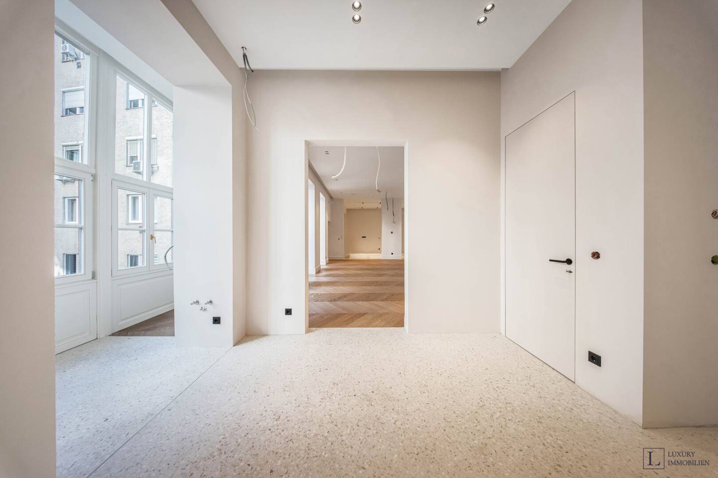 Renovated period apartment directly on the border to the 1st district