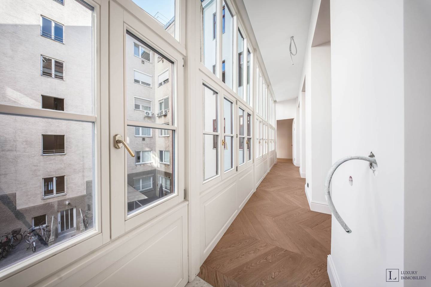 Renovated period apartment directly on the border to the 1st district
