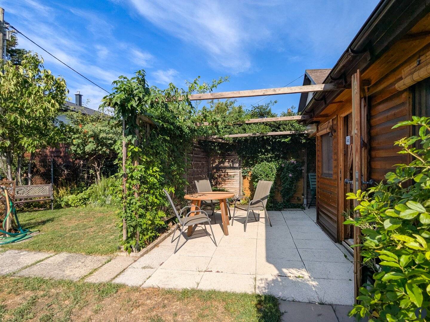 Ein kleines Paradies in Wien – Kleinwohnhaus mit Eigengrund, Garten &amp; Parkplatz